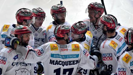 Kuschelmodus. Die Spieler der Eisbären Berlin freuen sich über das 6:5 in München.