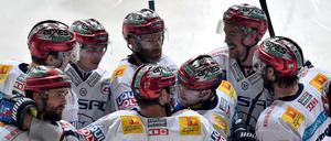 Kuschelmodus. Die Spieler der Eisbären Berlin freuen sich über das 6:5 in München.