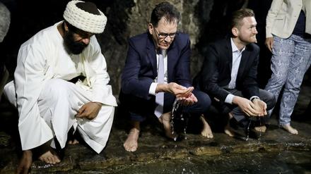 Gerd Müller (CSU), Entwicklungsminister, wäscht sich im Haupttempel in Lalish im Nordirak neben einem Geistlichen die Hände. 