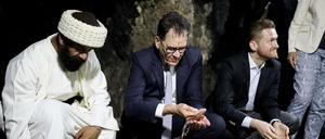 Gerd Müller (CSU), Entwicklungsminister, wäscht sich im Haupttempel in Lalish im Nordirak neben einem Geistlichen die Hände. 