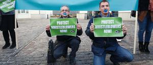Menschen protestieren bei einer Demo in Luxemburg für besseren Whistleblower-Schutz.