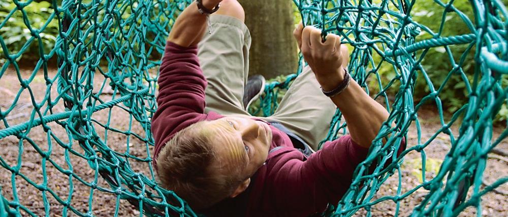 Im Kletterwald Hohe Düne kraxelt man auf acht verschiedenen Parcours unterschiedlicher Schwierigkeitsgrade durch die Bäume, rast auf Zip-Lines durchs Geäst und hangelt sich wie Indiana Jones über wackelige Brücken.