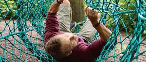 Im Kletterwald Hohe Düne kraxelt man auf acht verschiedenen Parcours unterschiedlicher Schwierigkeitsgrade durch die Bäume, rast auf Zip-Lines durchs Geäst und hangelt sich wie Indiana Jones über wackelige Brücken.