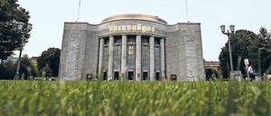 Grün ist die Hoffnung. Die Volksbühne am Rosa-Luxemburg-Platz.