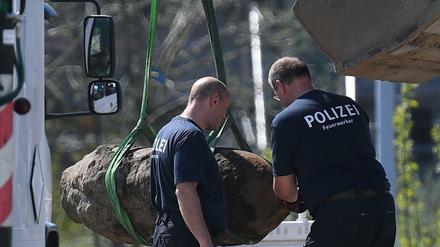Polizisten kontrollieren die entschärfte Bombe in Berlin.