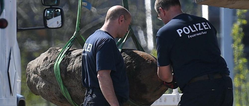 Polizisten kontrollieren die entschärfte Bombe in Berlin.
