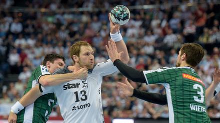 Zerreißprobe. In dieser Szene kommt Kevin Struck (links) von den Füchsen zu spät gegen Kiels Nationalspieler Steffen Weinhold. 