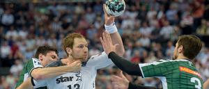 Zerreißprobe. In dieser Szene kommt Kevin Struck (links) von den Füchsen zu spät gegen Kiels Nationalspieler Steffen Weinhold. 