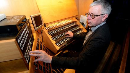 Soundcheck. UdK-Professor Wolfgang Seifen testet die neuen Klänge.
