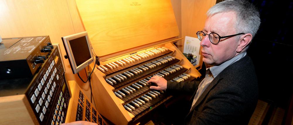 Soundcheck. UdK-Professor Wolfgang Seifen testet die neuen Klänge.