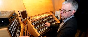 Soundcheck. UdK-Professor Wolfgang Seifen testet die neuen Klänge.