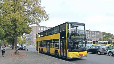 Öde Meile. In der Hertzallee hält sich niemand lange auf. Hier wenden Busse; Studierende laufen vom Bahnhof Zoo zur TU-Bibliothek.