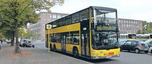 Öde Meile. In der Hertzallee hält sich niemand lange auf. Hier wenden Busse; Studierende laufen vom Bahnhof Zoo zur TU-Bibliothek.