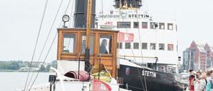 Zur Hanse Sail legen alte Dampfschiffe im Rostocker Stadthafen an, der für die Hansestadt seit Jahrhunderten das Tor zur weiten Welt bedeutet.