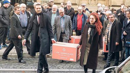Die Kanzlei Hausfeld und der Rechtsdienstleister myright übergaben schon im November erste Sammelklagen gegen den Autokonzern. 