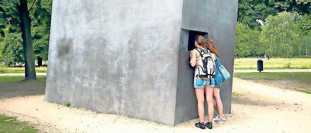 Erinnern und mahnen. Seit 2008 gibt es westlich der Ebertstraße, am Rande des Tiergartens, das Denkmal für die im Nationalsozialismus verfolgten Homosexuellen. Es wurde von dem dänisch-norwegischen Künstlerduo Elmgreen und Dragset entworfen. Hinter einem Sichtfenster läuft ein Video mit sich küssenden gleichgeschlechtlichen Paaren. 