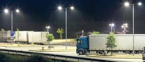 Lkws warten auf einem Rastplatz.