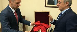 Ein Bild von Assads Facebook-Seite zeigt, wie ein syrischer Repräsentant das Großkreuz an einen Botschaftsvertreter Rumäniens übergibt.