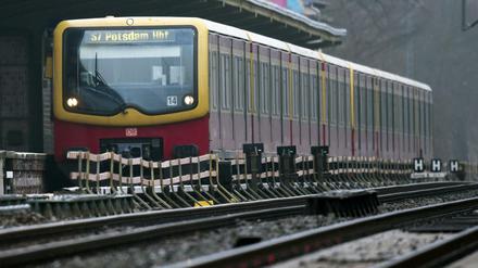 In der S-Bahn zwischen Jannowitzbrücke und Ostbahnhof hatten eine 36-Jährige und ein 38-Jähriger Oralverkehr. Es waren auch Kinder im Zug. 