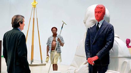 Am Stand der Galerie Gagosian trifft man auf „Marsupiale“ von Urs Fischer und „Window Washer“ von Duane Hanson.