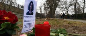 Niedergelegte Blumen am Fundort der ermordeten Susanne F. 