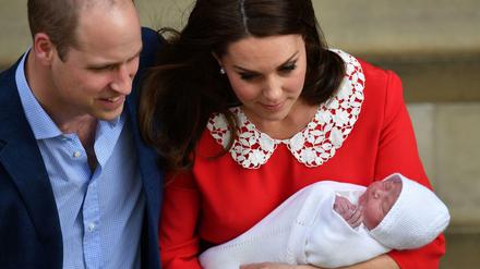 William und Kate stehen am Montag mit ihrem neugeborenen Kind vor dem St. Mary·s Hospital im Londoner Stadtteil Paddington. 