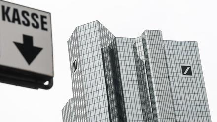 Ein Schild mit der Aufschrift «Kasse» am Zugang zu einer Tiefgarage nahe der Zentrale der Deutschen Bank. 