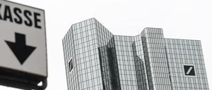 Ein Schild mit der Aufschrift «Kasse» am Zugang zu einer Tiefgarage nahe der Zentrale der Deutschen Bank. 