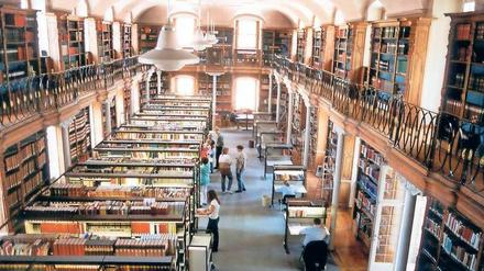 Ein Blick in die theologische Bibliothek der Universität Bamberg.