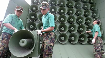 Abrüstung in Dezibel. Hier installieren südkoreanische Soldaten vor einigen Jahren eine Beschallungsanlage für die Grenze. Jetzt hat sie erst einmal ausgedient.