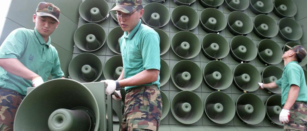 Abrüstung in Dezibel. Hier installieren südkoreanische Soldaten vor einigen Jahren eine Beschallungsanlage für die Grenze. Jetzt hat sie erst einmal ausgedient.