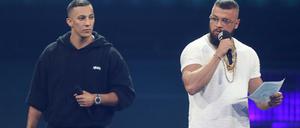 Die umstrittenen Rapper Kollegah (r) und Farid Bang erhielten den Echo der Kategorie Hip-Hop/Urban National. 