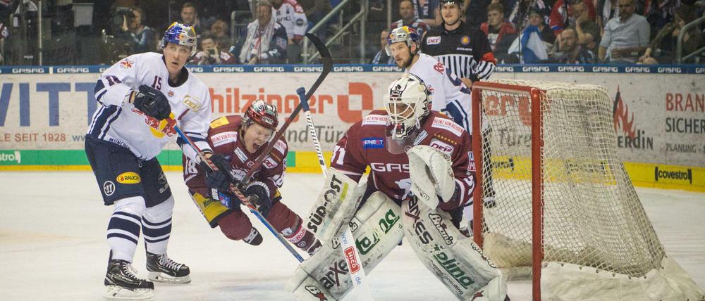 Während die Eisbären im Abschluss oft scheiterten, agierte München vor Petri Vehanen sehr effektiv.