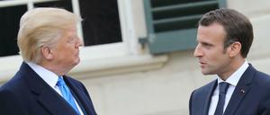 Frankreichs Präsident Macron redet auf Gastgeber Donald Trump ein. 