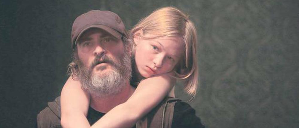Antiheld. Joe (Joaquin Phoenix) muss in „A Beautiful Day“ ein junges Mädchen (Ekaterina Samsonov) befreien. 
