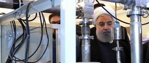 Irans Präsident Hassan Ruhani sieht sich am "Nationalen Atomtag", am 9. April, neue Entwicklungen in der Atomenergie an.
