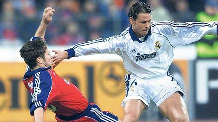 Internationales Abkommen. Lothar Matthäus (l.) beackert im März 2000 Reals Fernando Redondo. 