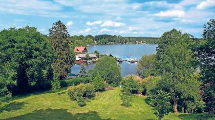 Grüne Hügel, blaues Wasser, tief unten der Fischerhof: Flecken Zechlin zählt zu den den schönsten Orten auf der Mecklenburgischen Kleinseenplatte.