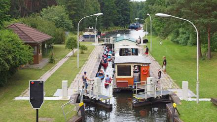 Gut gestapelt. Die Schleuse zwischen Vilzsee und Labussee in Diemitz. 