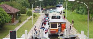 Gut gestapelt. Die Schleuse zwischen Vilzsee und Labussee in Diemitz. 