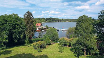 Endlich Durchatmen. Grüne Hügel, blaues Wasser, tief unten der Fischerhof: Flecken Zechlin zählt zu den den schönsten Orten auf der Mecklenburgischen Kleinseenplatte. Von wegen Mecklenburg. Das Dorf gehört ja noch zu Rheinsberg und damit zu Brandenburg. Die Ländergrenze verläuft etwas weiter nördlich, unterhalb von Canow. 