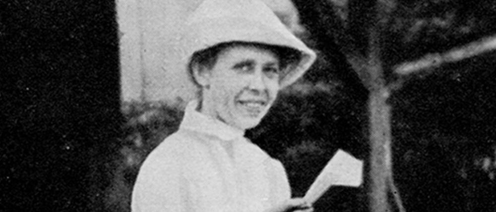 Margarete von Wrangell in einem Versuchsfeld an der Hochschule Hohenheim.