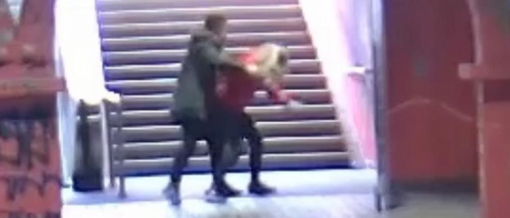 Ein junger Mann greift an der U-Bahnhaltestelle "Viehofer Platz" hinterrücks eine junge Frau an. Mit dem Überwachungsvideo aus dem das Bildschirmfoto stammt, sucht die Poilizei nach zwei Tätern.