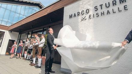 Krachledern. Eishockey-Bundestrainer Marco Sturm enthüllt vor der Eissporthalle seiner Heimatstadt Dingolfing einen Schriftzug mit seinem Namen. 