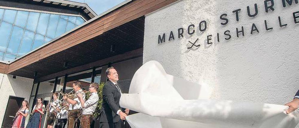 Krachledern. Eishockey-Bundestrainer Marco Sturm enthüllt vor der Eissporthalle seiner Heimatstadt Dingolfing einen Schriftzug mit seinem Namen.