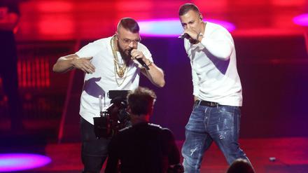 Kollegah (l) und Farid Bang singen bei der 27. Verleihung des Deutschen Musikpreises Echo. 