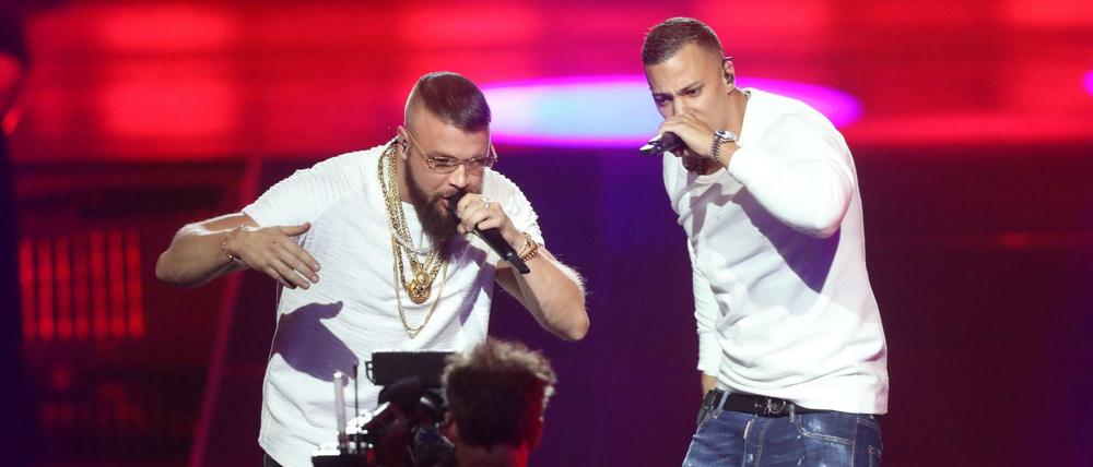 Kollegah (l) und Farid Bang singen bei der 27. Verleihung des Deutschen Musikpreises Echo.