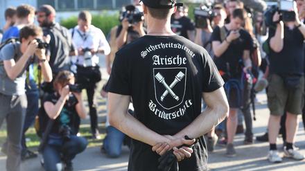 Ordner mit inkriminiertem T-Shirt auf dem Neonazi-Festival "Schild &amp; Schwert" am vergangenen Wochenende im ostsächsischen Ostritz. 