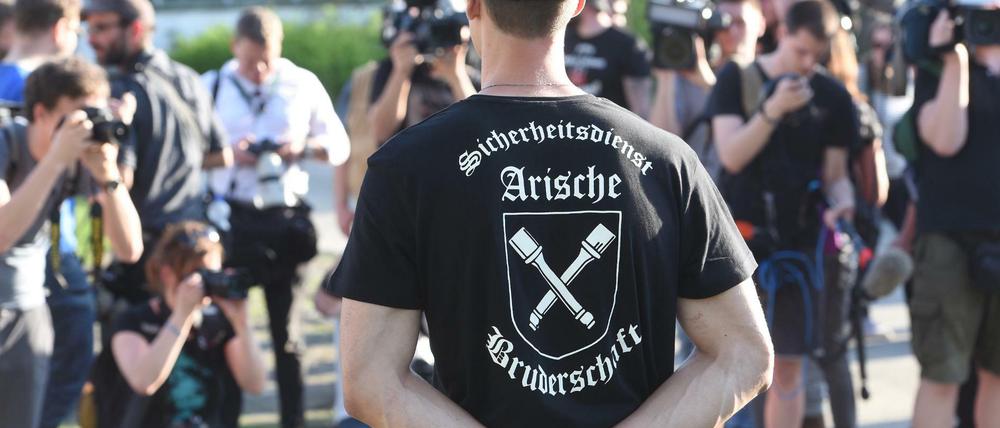 Ordner mit inkriminiertem T-Shirt auf dem Neonazi-Festival "Schild & Schwert" am vergangenen Wochenende im ostsächsischen Ostritz.