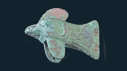 Prunkaxt in Form eines Hahnenkopfs, ein Fund aus Gonur Depe, mindestens 3500 Jahre alt.